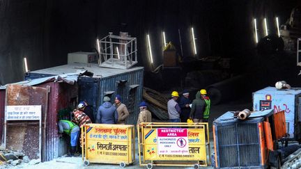 Police and Indian authorities on November 17, 2023, in front of the entrance to the tunnel under construction in Uttarkashi, in the state of Uttarakhand (India), where 40 workers are stuck.  (AFP)