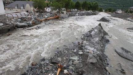 Des inondations frappent le village de Bar&egrave;ges (Hautes-Pyr&eacute;n&eacute;es), le 22 juin 2013. (  MAXPPP)