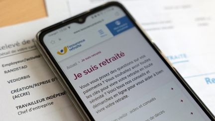 Logo de l'assurance retraite pour les actifs et les retraites avec relevés de carriere pour le paiement des pensions de retraite. (SEBASTIEN LAPEYRERE / HANS LUCAS)