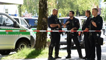 Des policiers en faction aux abords de la station de Munich (Allemagne), visée par le tireur, mardi 13 juin 2017.&nbsp; (CHRISTOF STACHE / AFP)