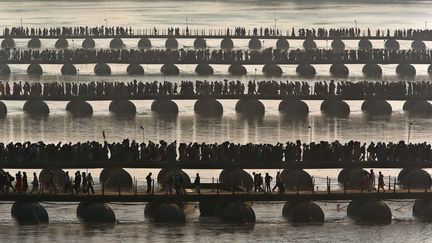 Des p&eacute;lerins sur le bord du Sangam, lieu de p&eacute;lerinage &agrave; la confluence du Yamuna, du Ganges et du Saraswati, &agrave; Allahabad, le 10 f&eacute;vrier 2013. (MANISH SWARUP / AP / SIPA)