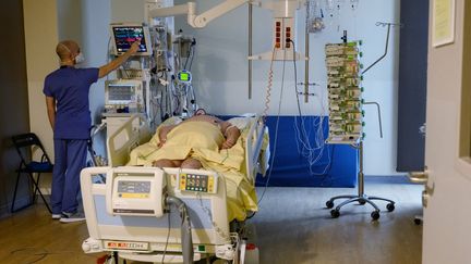 Un patient atteint du Covid-19 en réanimation à l'hopital Avicenne, à Bobigny (Seine-Saint-Denis), le 8 février 2021. (BERTRAND GUAY / AFP)