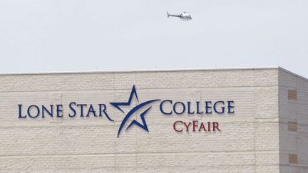 Un h&eacute;licopt&egrave;re de la police survole le campus CyFair de l'universit&eacute; Lone Star (Texas, Etats-Unis), apr&egrave;s qu'un &eacute;l&egrave;ve a bless&eacute; &agrave; l'arme blanche 15 de ses camarades, mardi 9 avril 2013. (MELISSA PHILLIP / SIPA)