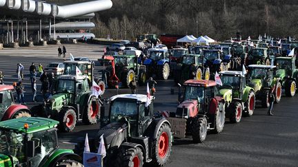 Des agriculteurs bloquent le péage de Saint-Arnoult-en-Yvelines, le 26 janvier 2024 (QUENTIN REIX / MAXPPP)