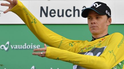 Christopher Froome sur le podium du Tour de Romandie (FABRICE COFFRINI / AFP)