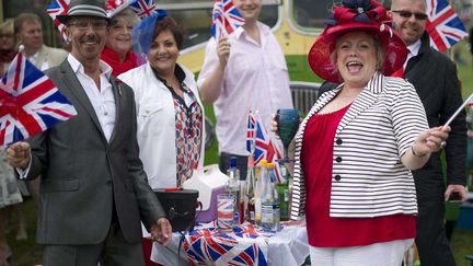 Au derby d'Epsom, 35.000 drapeaux avaient &eacute;t&eacute; distribu&eacute;s afin que les turfistes, qui n'avaient jamais &eacute;t&eacute; aussi nombreux, puissent saluer avec enthousiasme leur reine. (EDDIE MULHOLLAND / REX / SIPA)