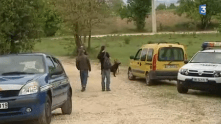 Sur le site de la rave party o&ugrave; des f&ecirc;tards et des gendarmes se sont affront&eacute;s, &agrave; Laudun-L'Ardoise, le 26 avril 2015. ( FRANCE 3 LANGUEDOC-ROUSSILLON)