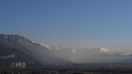 Pollution à Grenoble (Isère) en janvier 2022. (OLIVIER CHASSIGNOLE / AFP)