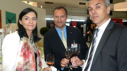 Audrey Bourolleau de Vin et Société, Yann Schÿler, négociant et propriétaire de château Kirwan, et Yann Le Goaster, de la Fédération des Grands Vins de Bordeaux, lors du salon Vinexpo 2015. (Jean-Pierre Stahl / FRANCE 3)