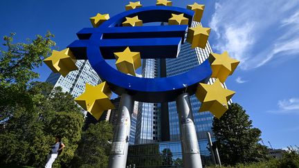 Le logo de l'euro, devant la Banque centrale européenne, le 14 septembre 2023, à Francfort (Allemagne). (KIRILL KUDRYAVTSEV / AFP)