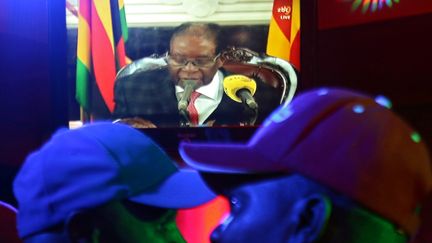 Des habitants du Zimbabwe dans un bar d'Harare devant l'allocution télévisée de Robert Mugabe, le 19 novembre 2017. (PHILIMON BULAWAYO / REUTERS)