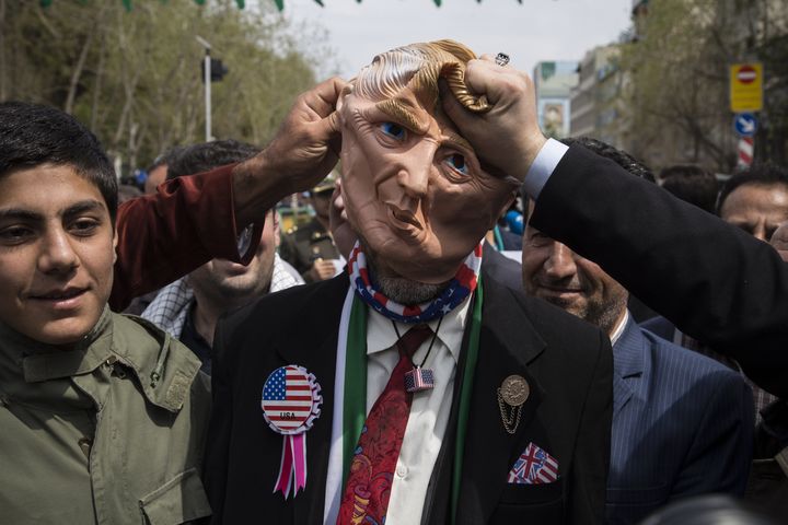 Des Iraniens manifestent autour d'un masque du président américain Donald Trump, le 12 avril 2019 à Téhéran (Iran), après l'inscription par l'administration américaine des Gardiens de la révolution sur la liste des organisations terroristes. (ROUZBEH FOULADI / NURPHOTO / AFP)