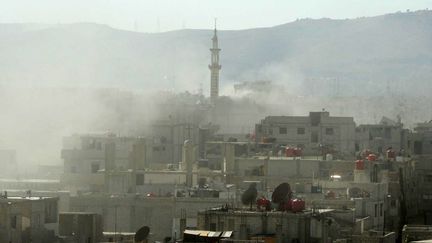 Une photo prise par le média d'opposition syrien&nbsp;Shaam News Network montrant des batiments enfumés dans le quartier de la Ghouta à Damas, après ce que les rebelles syriens ont qualifié d'attaque au gaz toxique, le 21 août 2013. (AMMAR AL-ARBINI / SHAAM NEWS NETWORK VIA AFP)