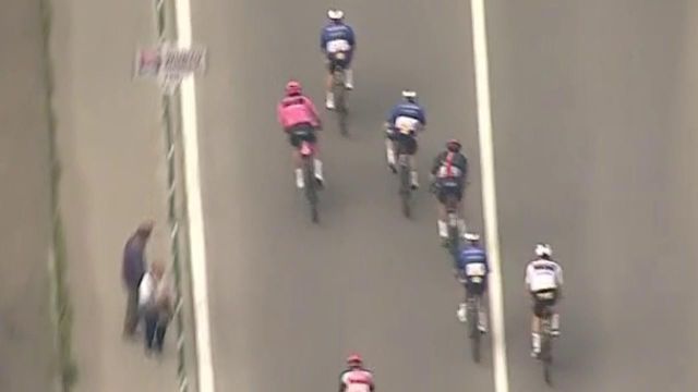 Vainqueur samedi 8 mai, Filippo Ganna (Ineos-Grenadiers) était bien décidé a conservé son maillot rose de leader au classement général, dimanche. L'Italien a remporté le deuxième sprint intermédiaire de la journée, à 25 km de l'arrivée, pour s'octroyer trois secondes de bonifications. Remco Evenepoel (Deceuninck-Quick Step) a lui pris deux secondes de bonifications. Ganna reste en rose pour 13 secondes d'avance sur Edoardo Affini (Jumbo-Visma).