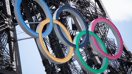 Des anneaux olympiques géants sont fixés sur la tour Eiffel pour les prochains Jeux olympiques d'été de Paris 2024 à Paris, photographiés le 4 juillet 2024. (DANIEL DORKO / HANS LUCAS)