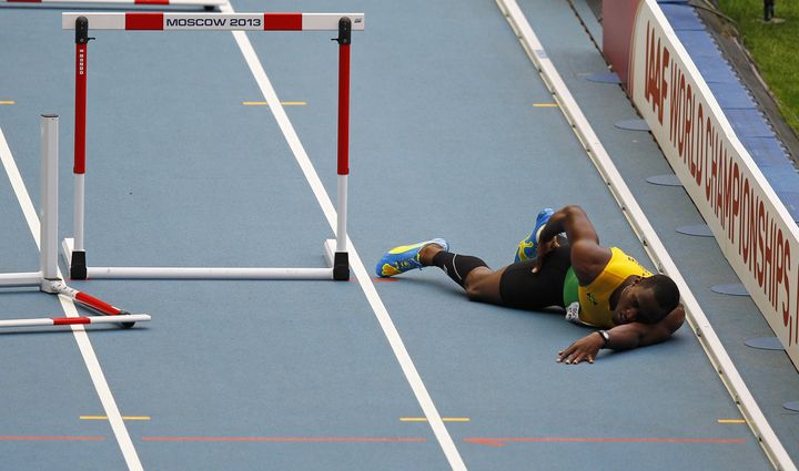 Le hurdler jama&iuml;cain Hansle Parchment a lourdement chut&eacute; lors des demi-finales de sa sp&eacute;cialit&eacute;, aux Mondiaux d'athl&eacute;tisme de Moscou, le 12 ao&ucirc;t 2013.&nbsp; (GARY HERSHOM / REUTERS)