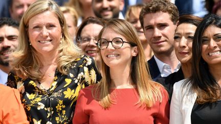 Aurore Bergé lors de la photo avec le groupe Renaissance devant l'Assemblée nationale le 22 juin 2022. (ALAIN JOCARD / AFP)