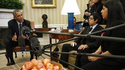 Barack Obama, a reçu des "Dreamers" à la Maison Blanche quand il était président des Etats-Unis, le 4 février 2015.&nbsp; (KEVIN LAMARQUE / REUTERS)