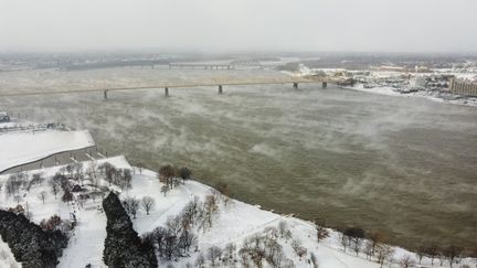 La rivière Ohio sous des températures glaciales, le 23 décembre 2022, à Louisville, dans le Kentucky. (LEANDRO LOZADA / AFP)