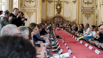 Réunion à l'hôtel Matignon, à Paris, le 12 mai 2015, entre les partenaires sociaux, le gouvernement et les régions pour développer l'apprentissage. (CITIZENSIDE/YANN KORBI / AFP)