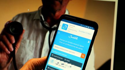 Un smartphone avec l'application doctolib qui annonce qu'elle doubler le nombre de ses salariés d'ici trois ans.&nbsp; (JULIO PELAEZ / MAXPPP)