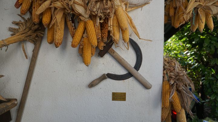 Une faucille et un marteau dans le jardin d'Eckhard. "L’essai n’était pas raté. Nous reviendrons", assure-t-il. (FRANCK BALLANGER / RADIO FRANCE)