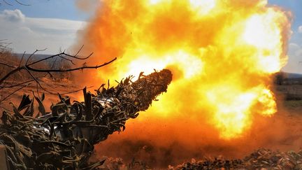 Un tank T-72 ukrainien ouvre le feu sur une position russe, le 26 mars 2023 à Bakhmout (Ukraine). (SERGEY SHESTAK / AFP)