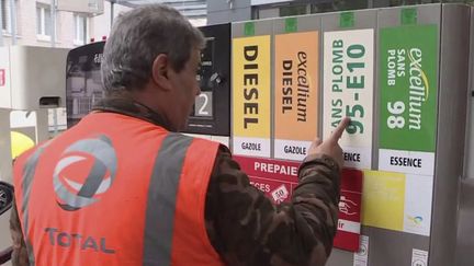 La pénurie de carburant se poursuit lundi 17 octobre, et il n'y aura pas de retour à la normale avant la semaine prochaine, d'après le gouvernement. En parallèle, les grèves se poursuivent chez TotalEnergies. (CAPTURE ECRAN FRANCE 2)