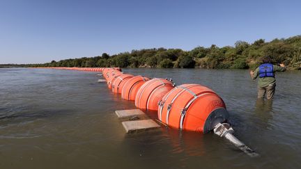 La barrière flottante équipée de lames circulaires, installée par le Texas dans le Rio Grande, le 1er août 2023 (ADAM DAVIS / EPA)