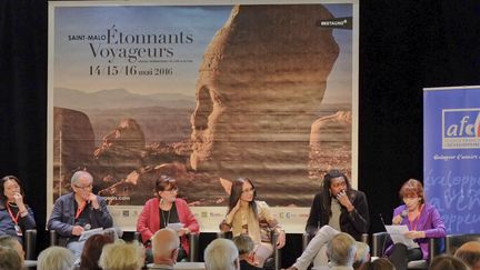 La remise du Prix Littérature-Monde au Festival Etonnants Voyageurs (Makenzy Orcel, le deuxième de droite à gauche).
 (Gaël Le Ny/Etonnants Voyageurs)