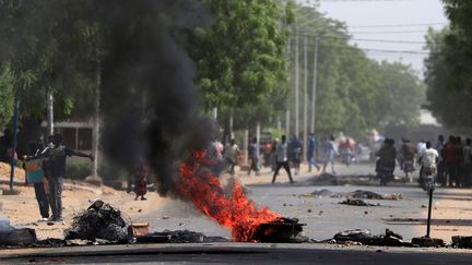 Des barricades sont mises en place lors des manifestations du 27 avril 2021 à N'Djamena au Tchad.&nbsp; (REUTERS / ZOHRA BENSEMRA)