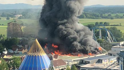 Un incendie spectaculaire au parc d'attractions EuropaPark à Rust (Bade-Wurtemberg, Allemagne), le 26 mai 2018. (CHRISTINE GERTLER / DPA / AFP)