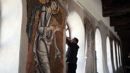 un ange a été découvert dissimulé derrière un mur en plâtre. (AFP / Stefanie Järkel / DPA)