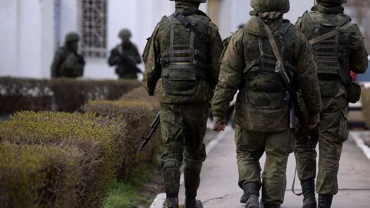 Russian soldiers walk through the base of the navy's southern headquarters in Novoozerne, Crimea, after it was taken by Russian forces in March 2014. (FILIPPO MONTEFORTE / AFP)