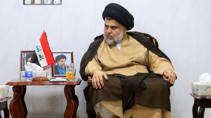 Moqtada Al-Sadr, le candidat arrivé en tête des élections législatives en Irak, ici lors d'une rencontre avec des ambassadeurs&nbsp;à Nadjaf (Irak), le 18 mai 2018. (ALAA AL-MARJANI / REUTERS)