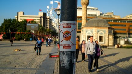 Izmir, en Turquie, un sticker avec la marque Fanta rayée et le #boycott, appelant au boycott des produits américains, en soutien aux Palestiniens, le 7 novembre 2023. (MURAT KOCABAS / MIDDLE EAST IMAGES / AFP)