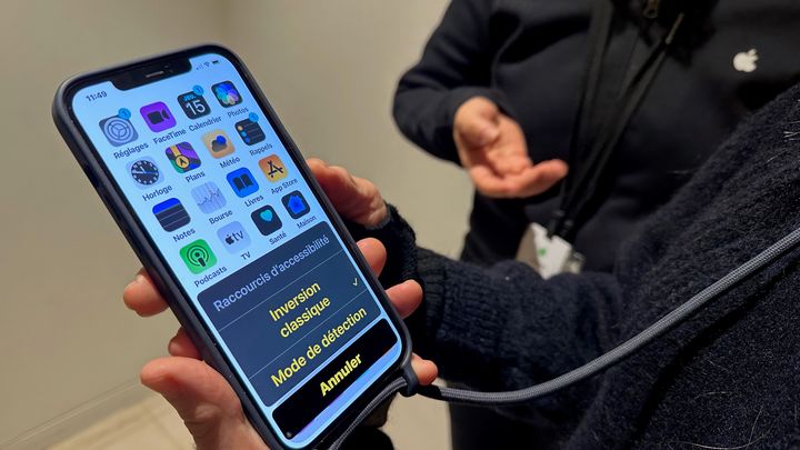 Une employée d'Apple montre des raccourcis d'accessibilité à une des clientes s'étant inscrite pour participer à ces sessions. (Apple)