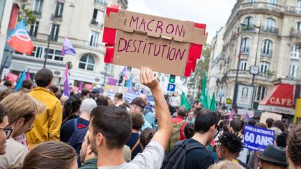 Une manifestation contre Emmanuel Macron, le 7 septembre 2024 à Paris. (VALERIE DUBOIS / AFP)