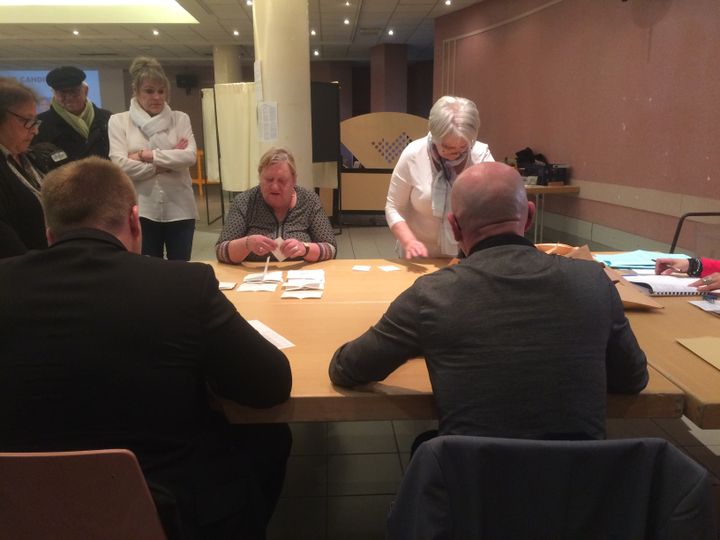 Des agents municipaux d'Hayange (Moselle) en plein dépouillement des votes du premier tour de l''élection présidentielle, le 23 avril 2017. (LICIA MEYSENQ / FRANCEINFO)