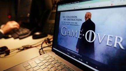 Jeudi 18 avril, Donald Trump a tweeté un montage le représentant et empruntant aux codes de la série télévisée, "Game of Thrones". "No collusion, no obstruction" peut-on lire, en référence aux conclusions du rapport Mueller.&nbsp; (MANDEL NGAN / AFP)