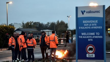 Des salariés de Vallourec devant le site d'Aulnoye-Aymeries, dans le Nord, le 26 octobre 2018. (FRANCOIS LO PRESTI / AFP)