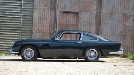  (© Aston Martin DB 5)