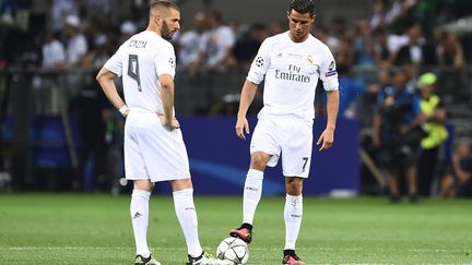 Karim Benzema et Cristiano Ronaldo sous le maillot du Real Madrid (FILIPPO MONTEFORTE / AFP)