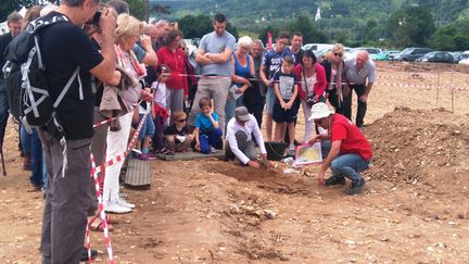 Visite d'un chantier de fouilles du Néolithique et de l'âge des Métaux à Cléon (Seine-Maritime) lors des Journées nationales de l'archéologie  2016
 (Inrap - Sandrine Lalain )