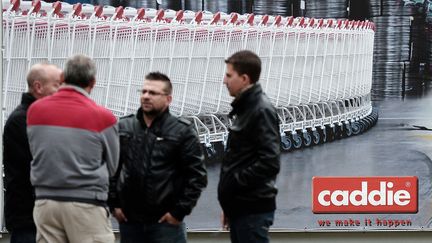 Des salariés de l'usine de fabrication de Caddie attendent le 27 octobre 2014 à Drusenheim&nbsp;(Bas-Rhin) le verdict du tribunal de commerce de Paris sur la reprise de l'entreprise. (FREDERICK FLORIN / AFP)