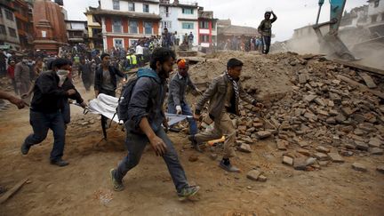 Les secours &eacute;vacuent les corps et tentent de rechercher des survivants dans les d&eacute;combres, apr&egrave;s le puissant s&eacute;sisme qui a touch&eacute; le N&eacute;pal, le 25 avril 2015, ravageant notamment Katmandou. (NAVESH CHITRAKAR / REUTERS)