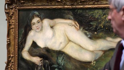 "Nymphe à la source", tableau de Pierre-Auguste Renoir, sous l'oeil de Patrick Ramade, directeur du Musée des Beaux-Arts de Caen (24/4/2013)
 (Charly Triballeau / AFP)