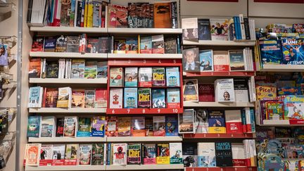 Du côté du rayon livres d'une boutique Relay à Paris, Gare de Lyon, le 25 août 2023 (LAURE BOYER / HANS LUCAS / AFP)