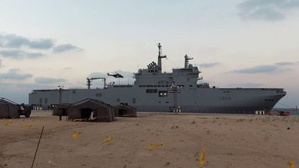 Une photo publiée par l'armée, le 15 décembre 2023, du porte-hélicoptères de la marine française le "Dixmude", amarré à El-Arish, au nord-est de l'Egypte. (ETAT MAJOR DES ARMEES / AFP)