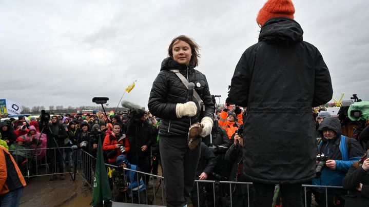 L'activiste suédoise Greta Thunberg s'apprête à s'adresser aux manifestants, lors de la mobilisation organisée près de Lützerath (Allemagne), le 14 janvier 2023. (HENNING KAISER / DPA / AFP)